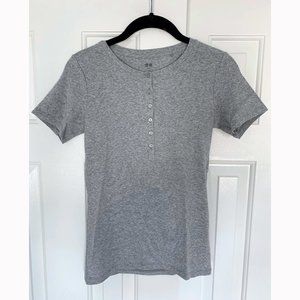 Uniqlo | Grey Henley Short Sleeve T-Shirt xs